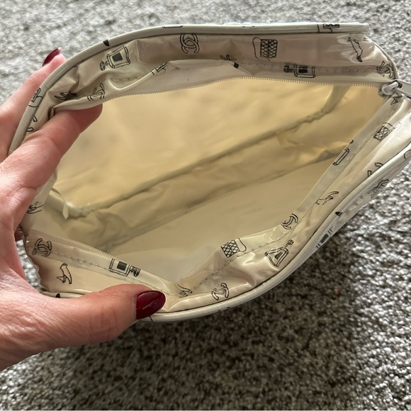 CHANEL Parfum Ivory Patent Icons Logos Large Cosmetic Case RARE FIND! - Picture 10 of 11